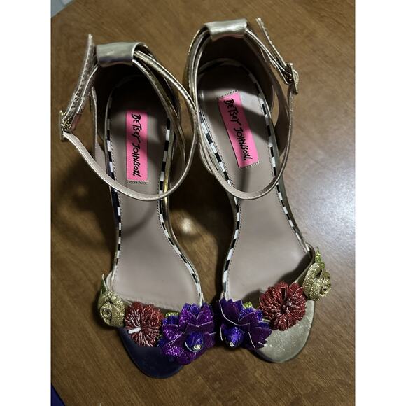 Betsey Johnson Gold Bromme Flower Heels Women’s 9.5 4” - Picture 2 of 10